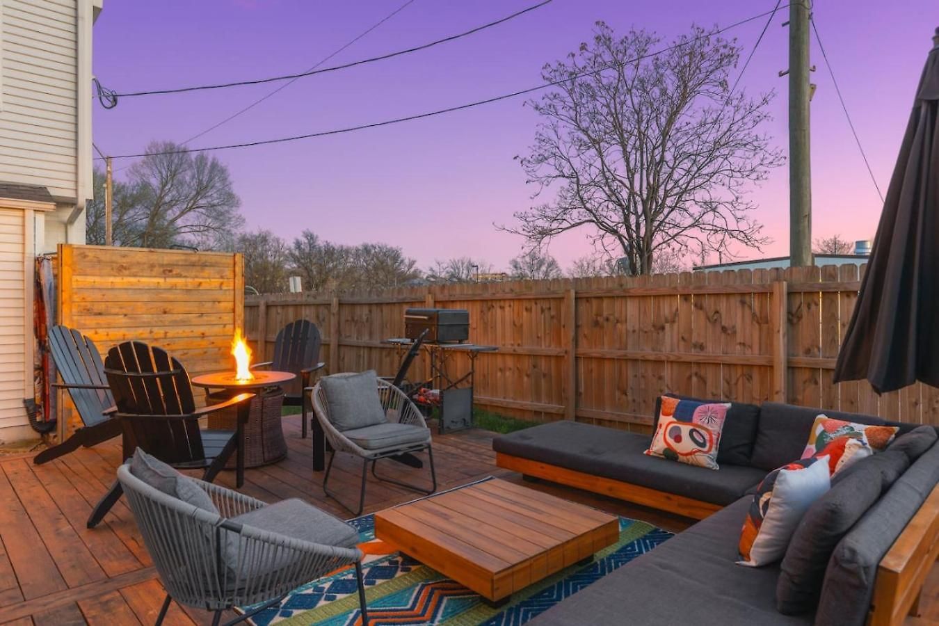 Amazing Backyard Only 2 Miles To Downtown With Sauna And Firepit