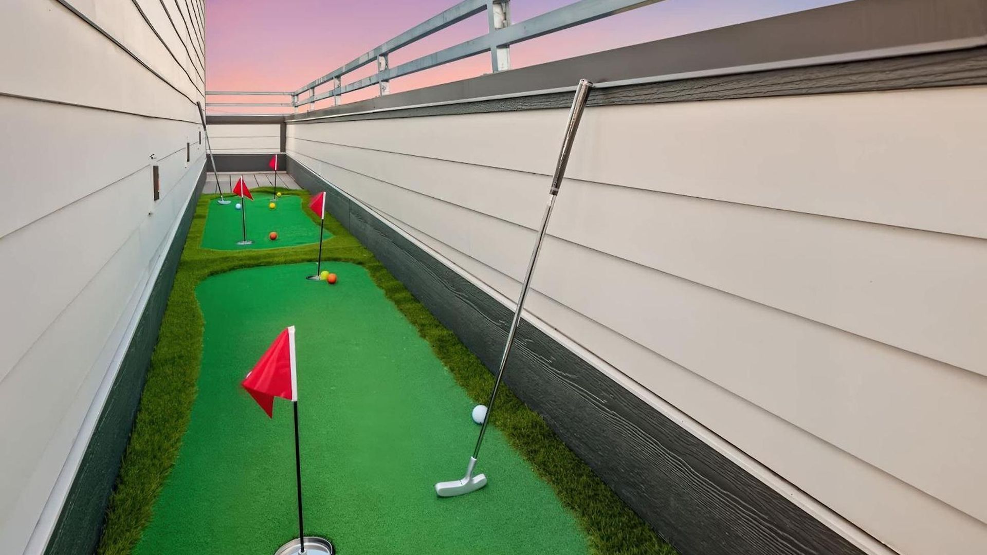Luxury Retreat - Double Rooftop Deck & Game Nashville