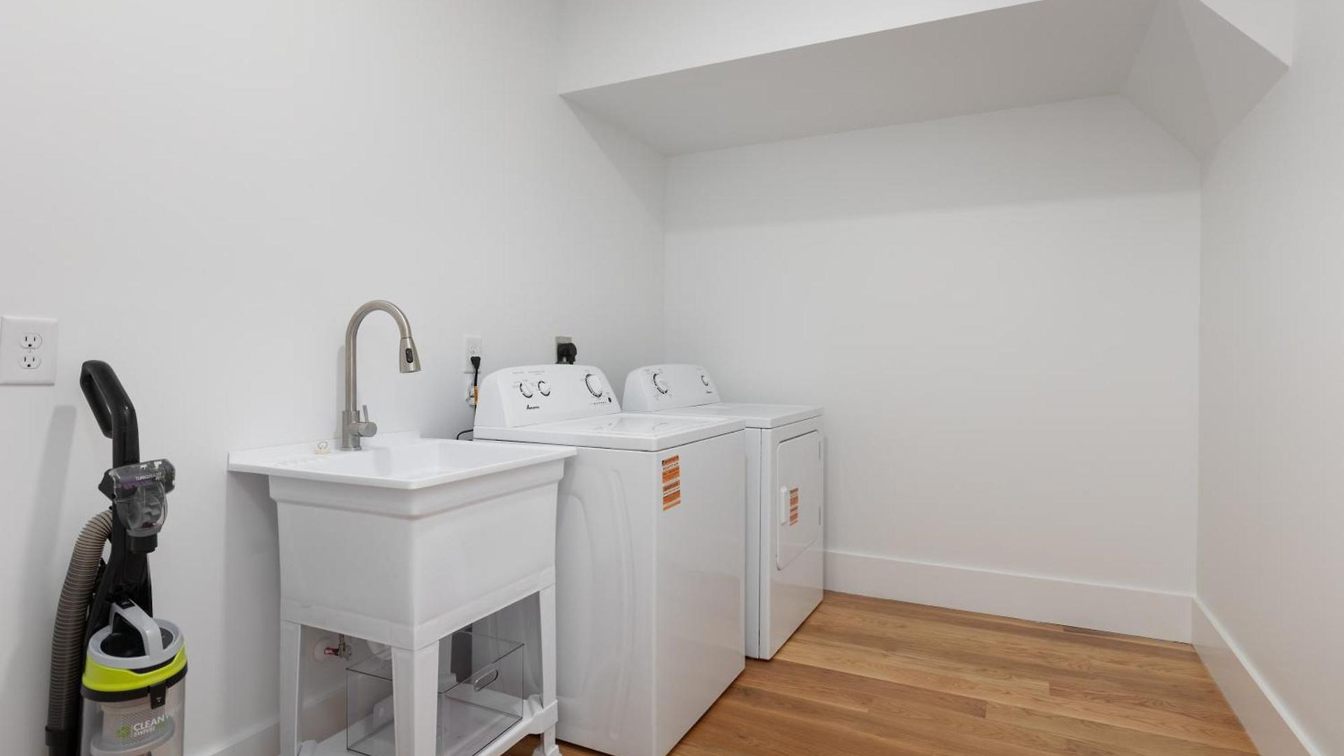 12 South With Rooftop Sauna And Wet Bar With 2 Car Garage * Nashville