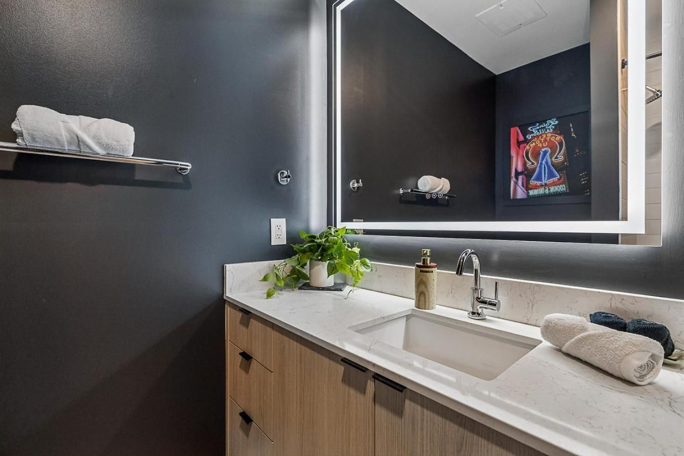 Walk To Broadway From The Hidden Gem With Pool Gym And Nashville