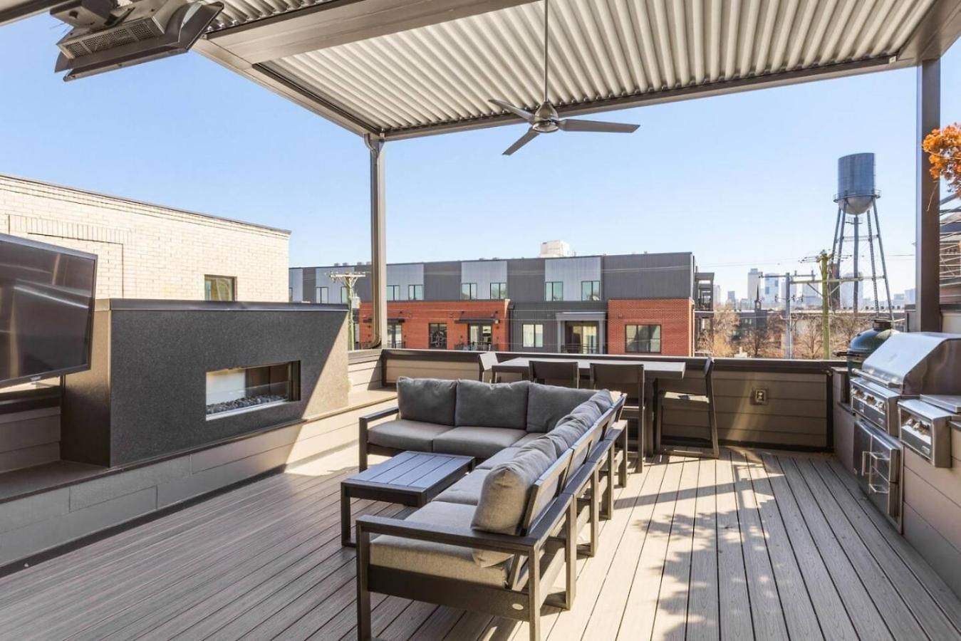 Germantown Stunner With A Skyline View Rooftop And Private Garage Holiday home