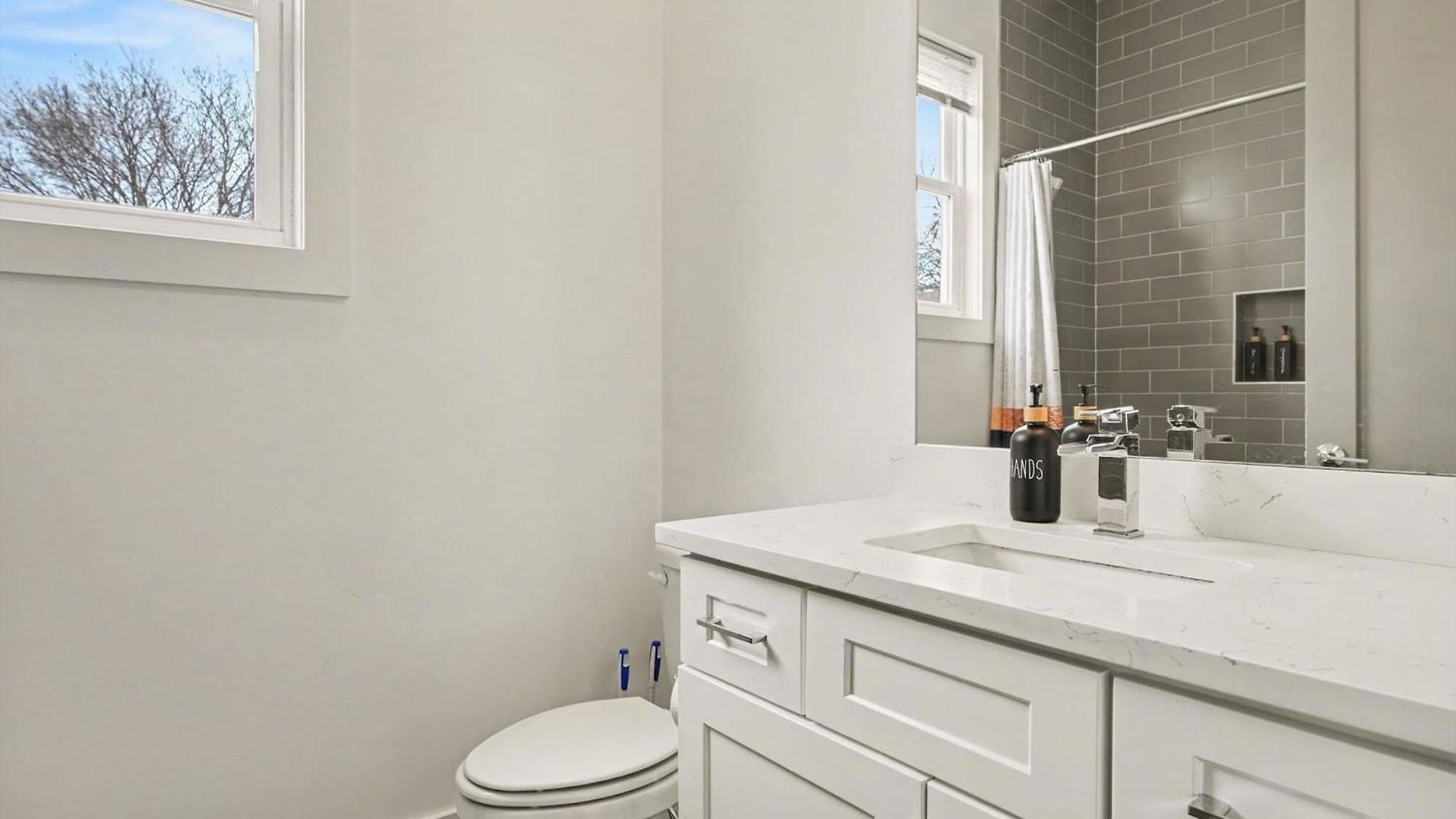 Holiday home 2 Modern Townhomes W Rooftop Views Near Broadway *