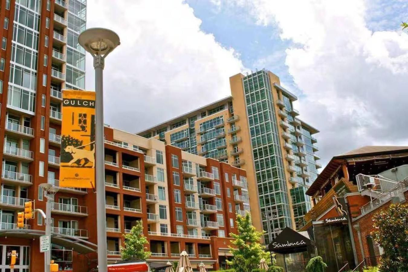 With Pool Balcony And Garage Walk To Downtown Broadway Holiday home *