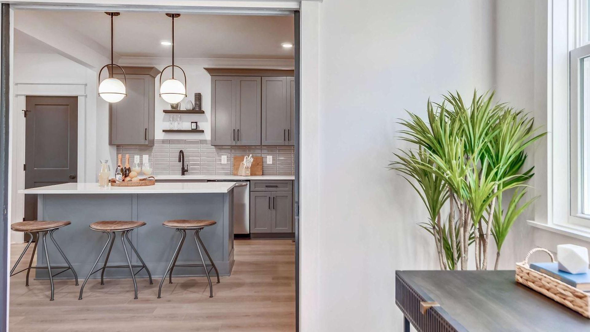 Modern Two Townhomes Close To Downtown