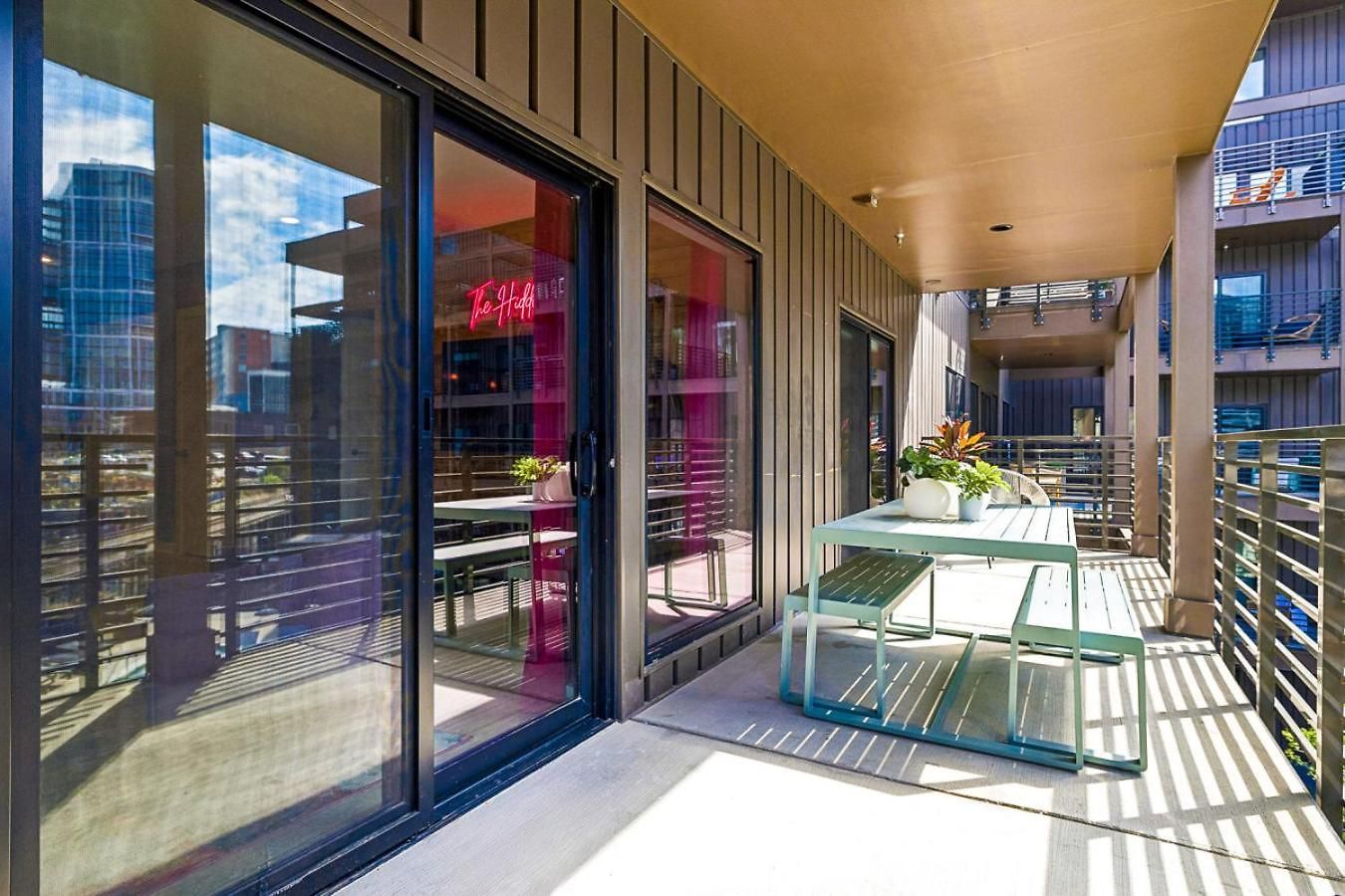 Walk To Broadway From The Hidden Gem With Pool Gym And Nashville