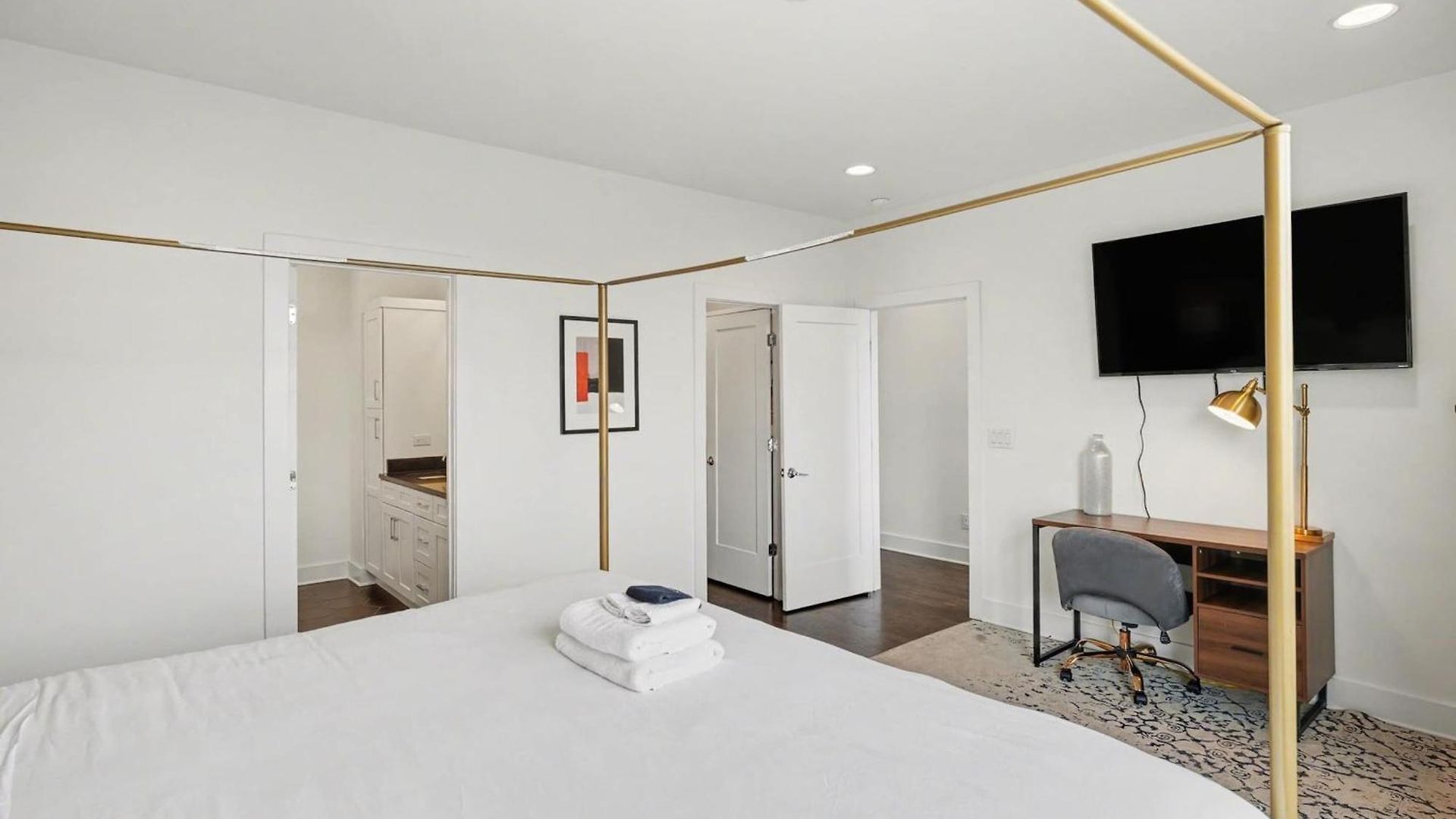 Holiday home 2 Trendy Townhomes W Rooftop Views Near Broadway *