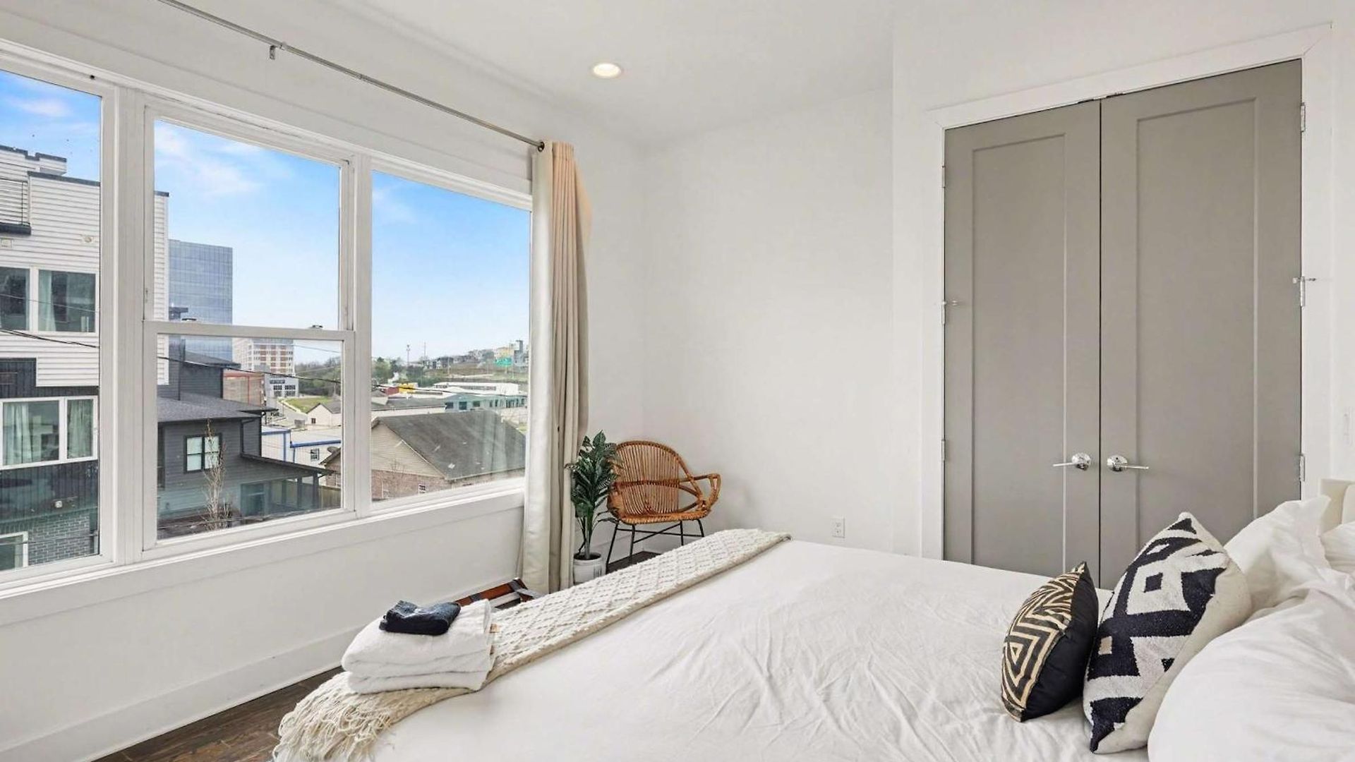 2 Modern Townhomes W Rooftop Views Near Broadway Nashville