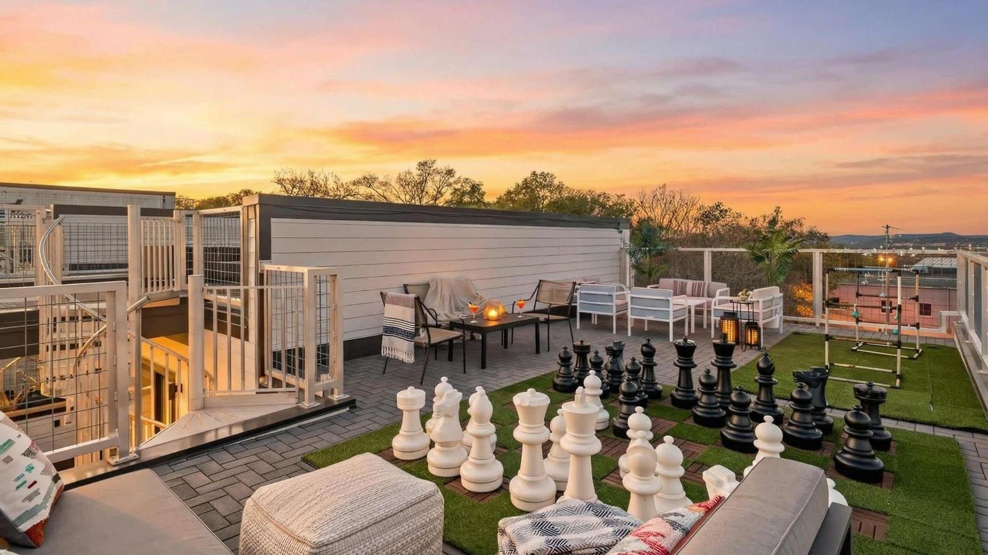 Luxury Retreat - Double Rooftop Deck & Game Holiday home *