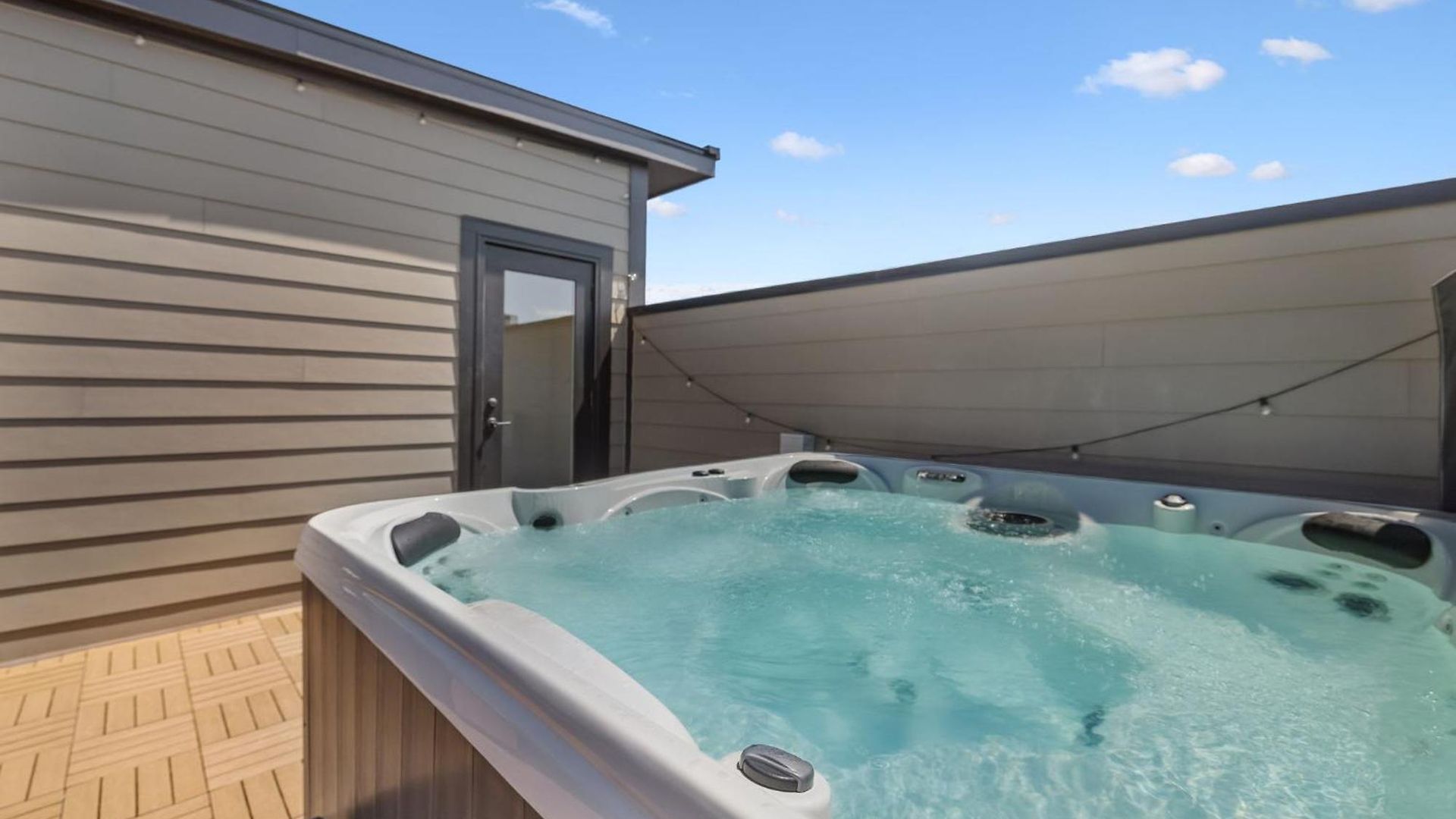 Holiday home Luxury Townhouse With Exclusive Rooftop Hot Tub