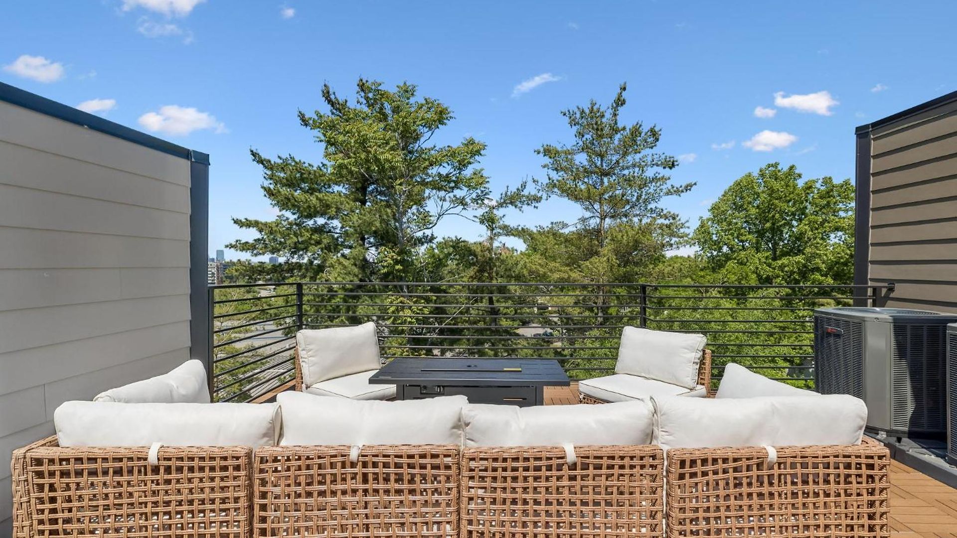 Luxury Townhouse With Exclusive Rooftop Hot Tub Holiday home *