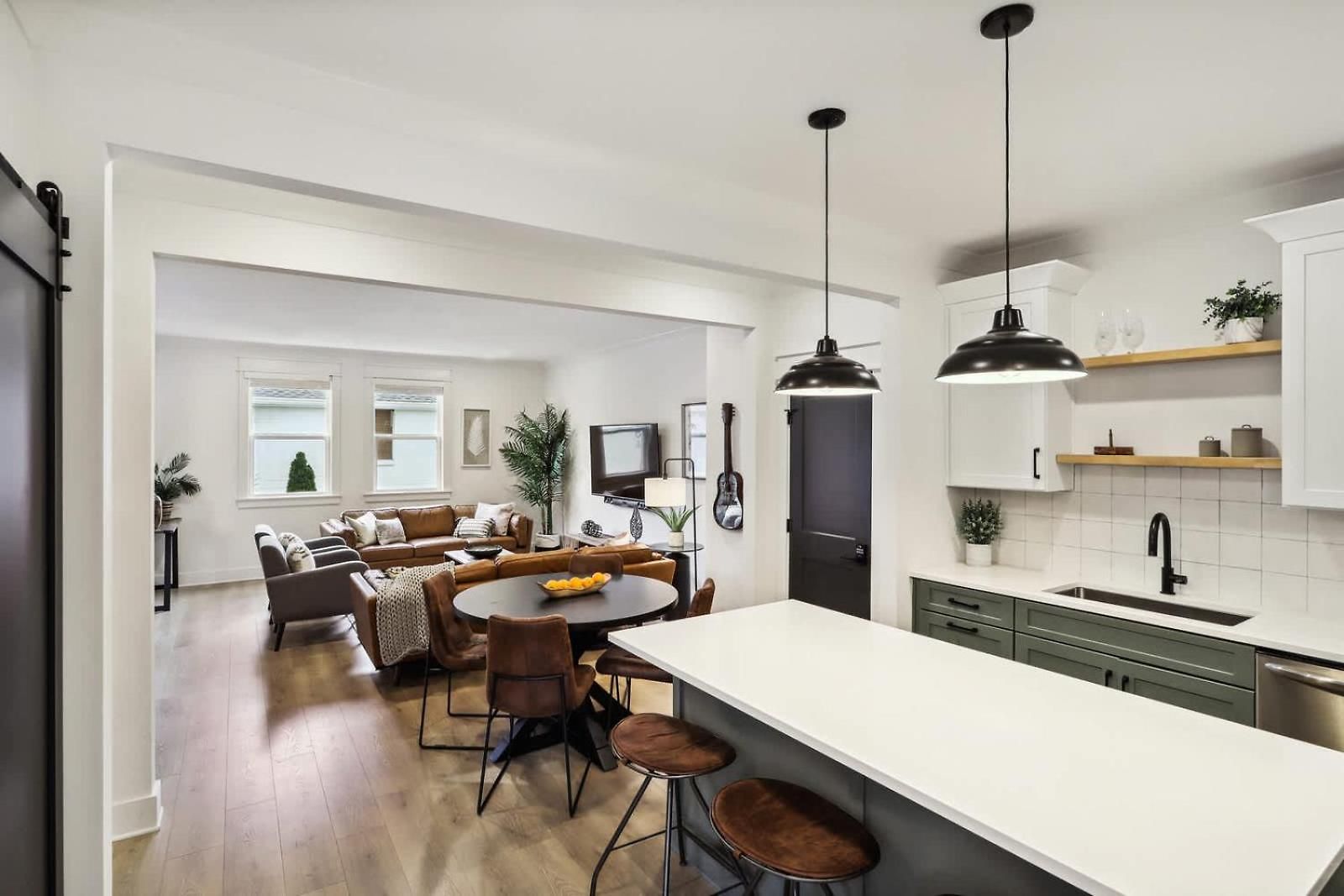 Holiday home Two Beautiful Luxury Renovations Near Downtown