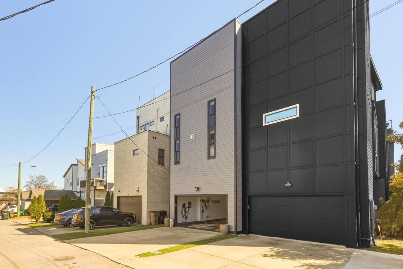 Germantown Stunner With A Skyline View Rooftop And Private Garage Nashville