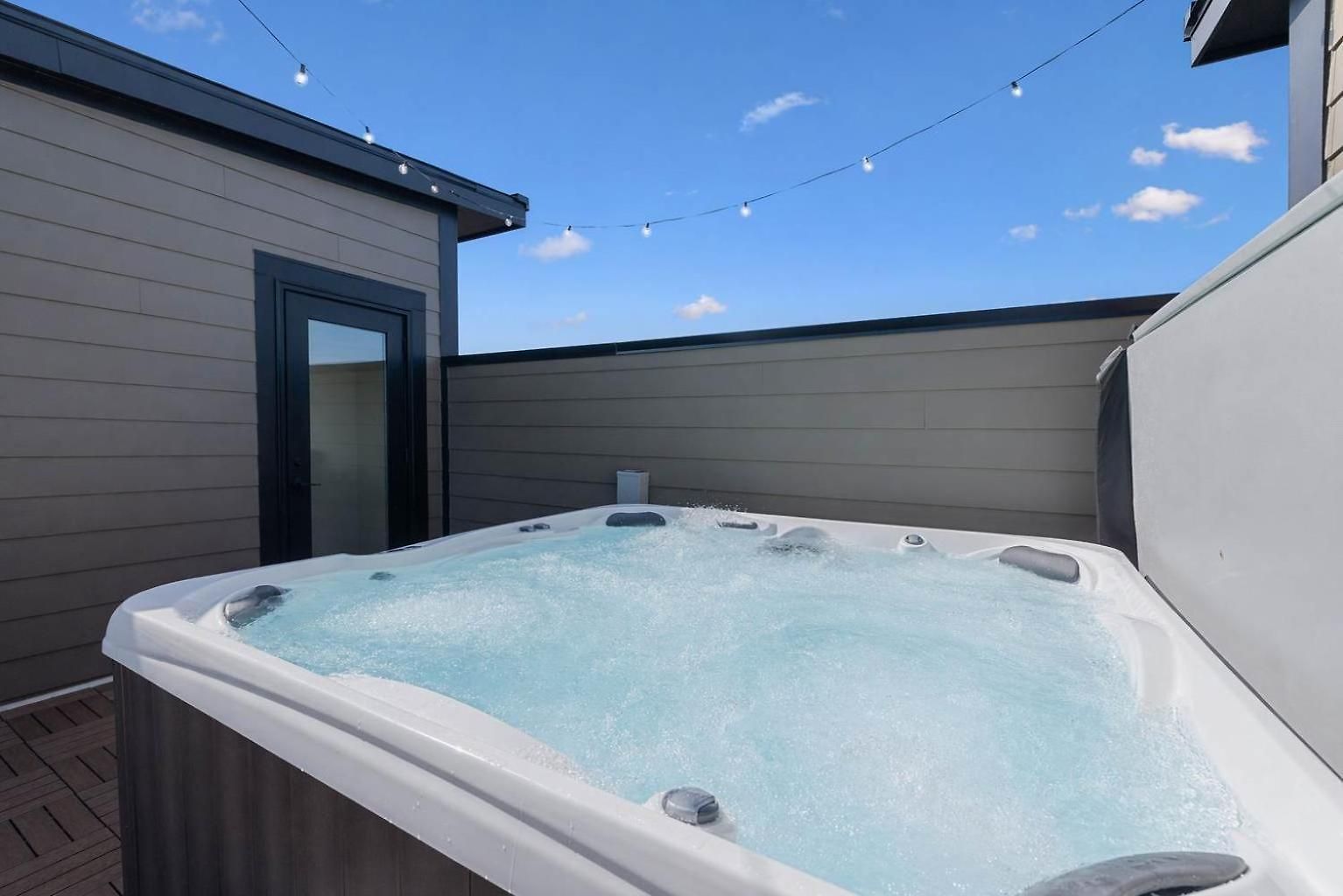 Multi-level Retreat With Hot Tub And Rooftop Views Holiday home