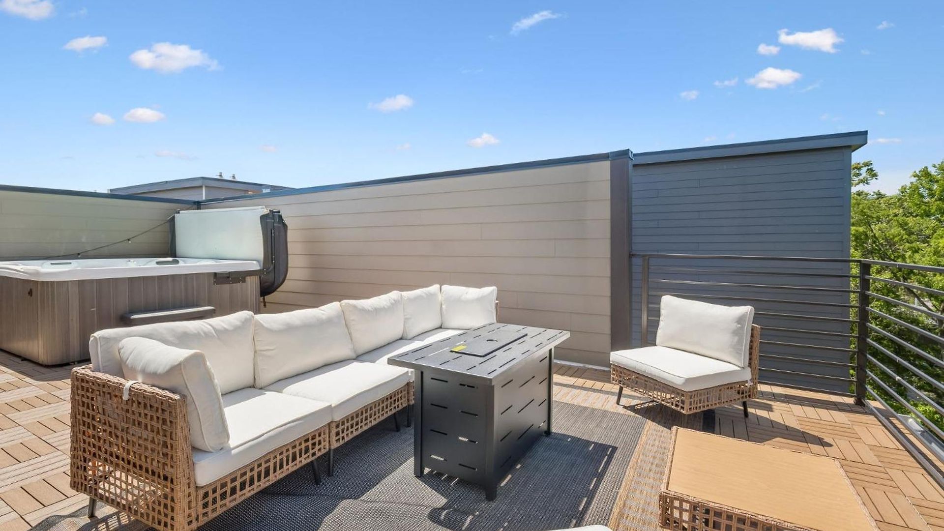 Luxury Townhouse With Exclusive Rooftop Hot Tub Holiday home Nashville