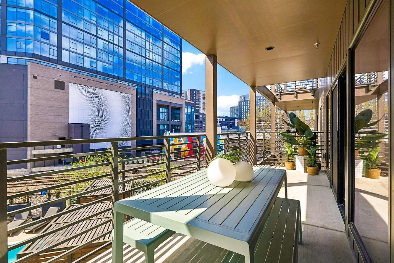 Walk To Broadway From The Hidden Gem With Pool Gym And Holiday home Nashville