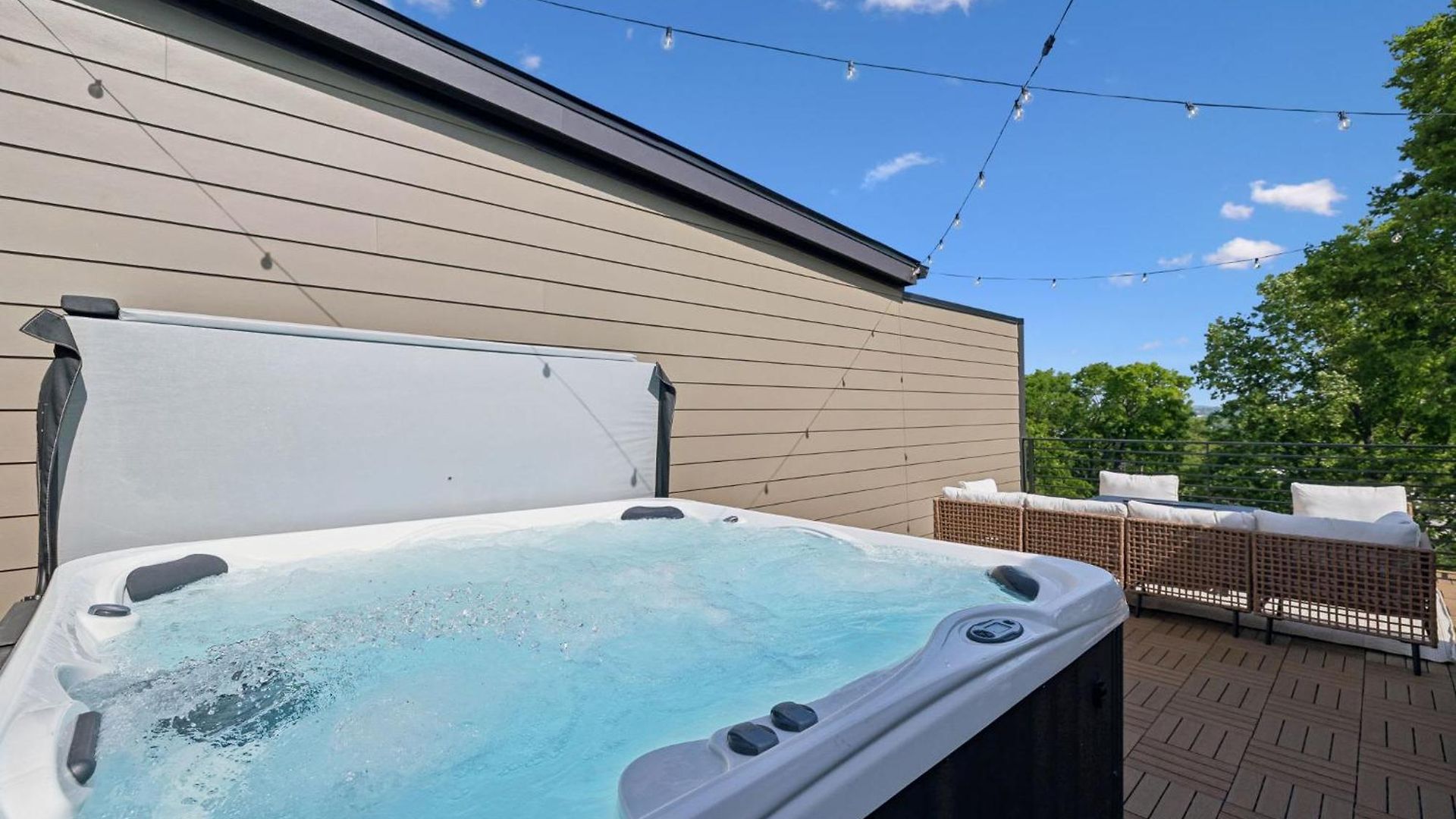 Multi-level Retreat With Hot Tub And Rooftop Views Holiday home *