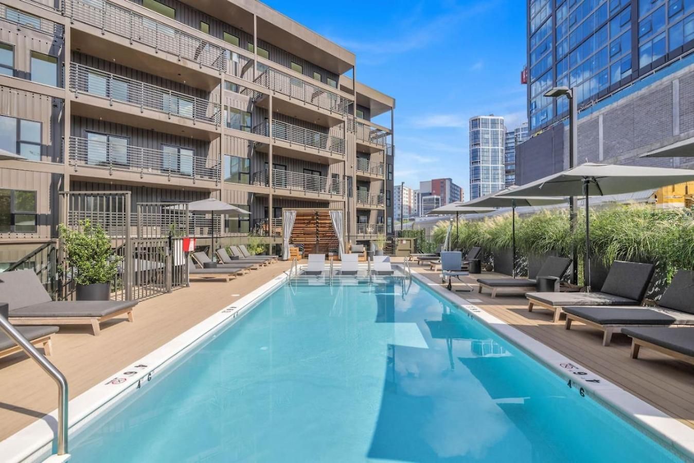Walk To Broadway From The Hidden Gem With Pool Gym And Holiday home Nashville