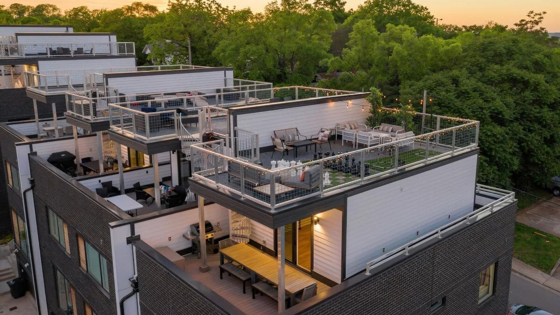 Luxury Retreat - Double Rooftop Deck & Game Holiday home Nashville