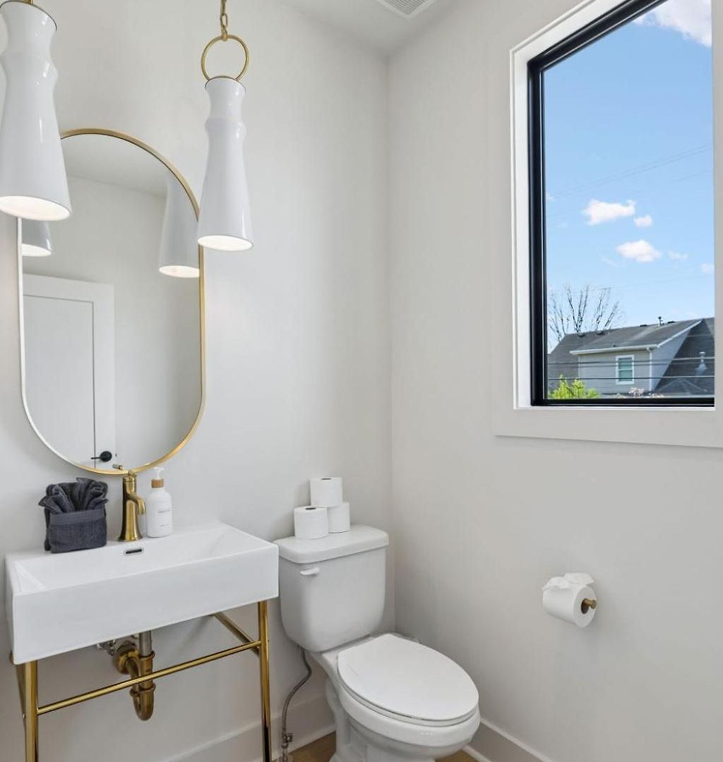 Stylish 3-story Townhome Hot Tub & Fireplace Holiday home Nashville