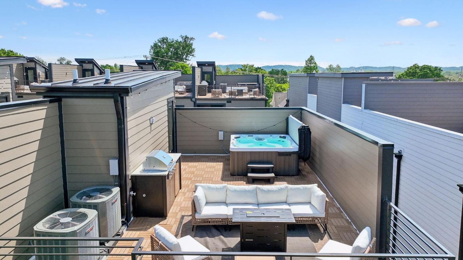 Luxury Townhouse With Exclusive Rooftop Hot Tub Holiday home *