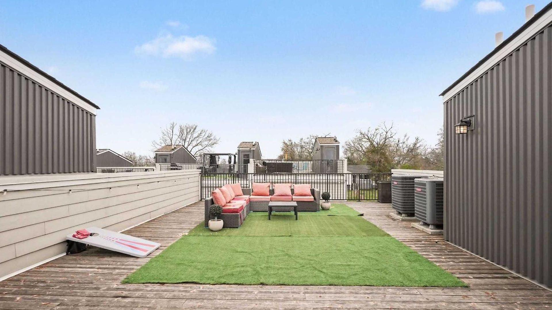 Holiday home 2 Modern Townhomes W Rooftop Views Near Broadway