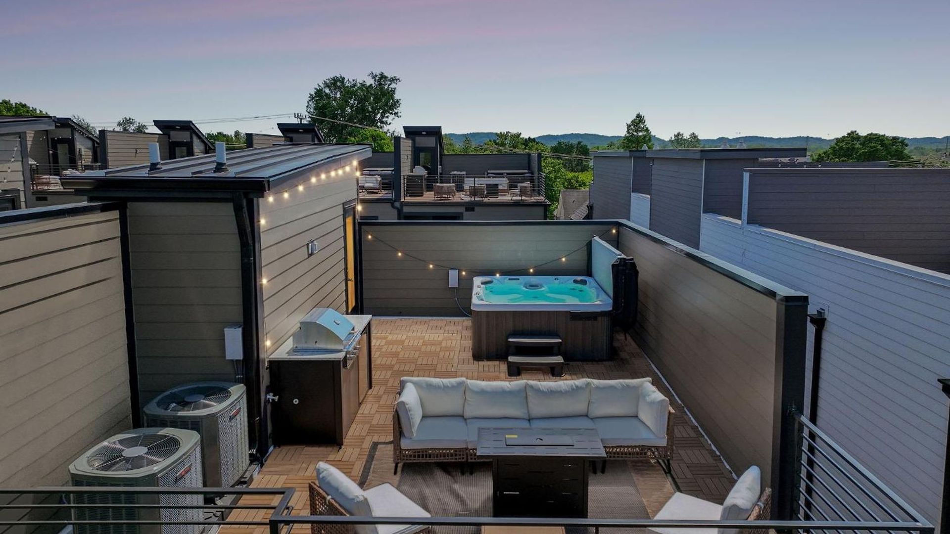 Luxury Townhouse With Exclusive Rooftop Hot Tub Holiday home *