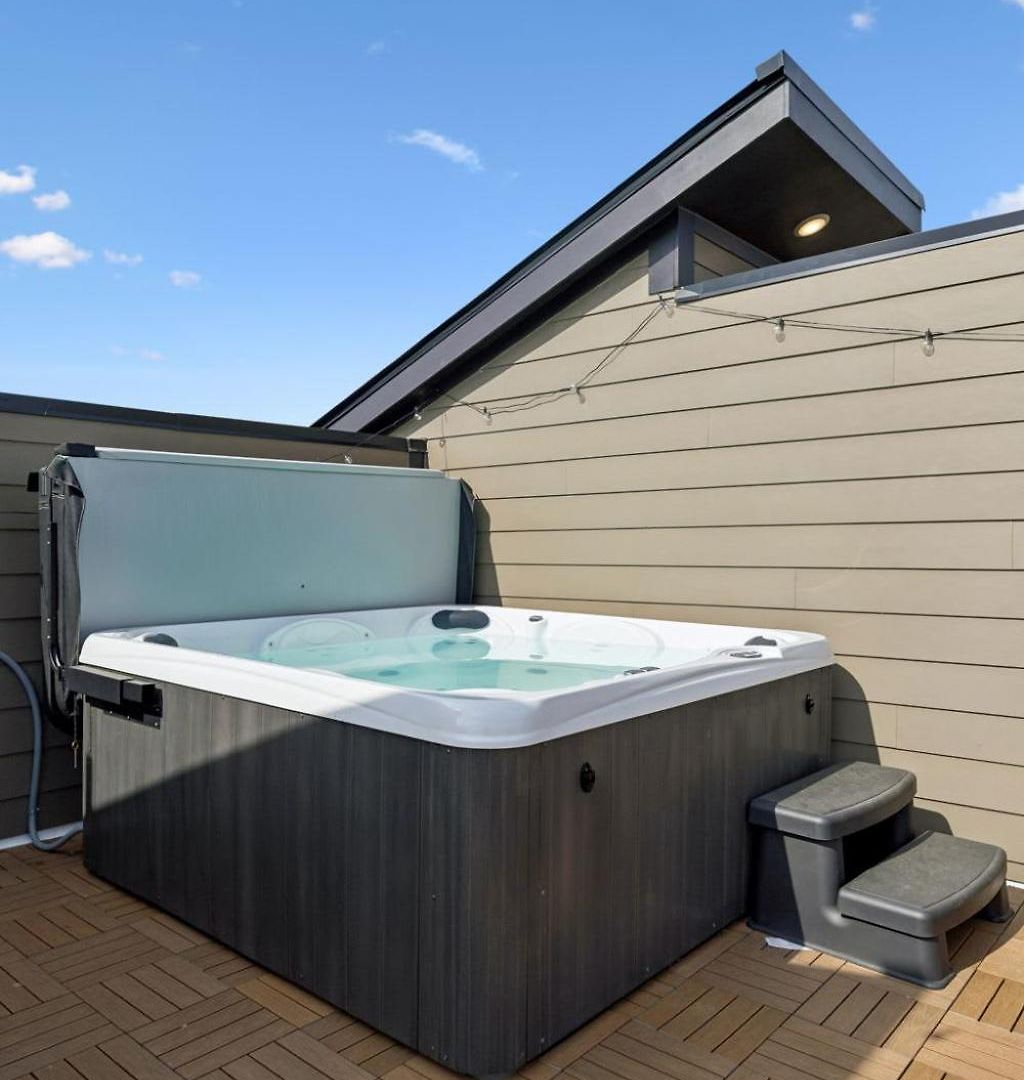 Stylish 3-story Townhome Hot Tub & Fireplace