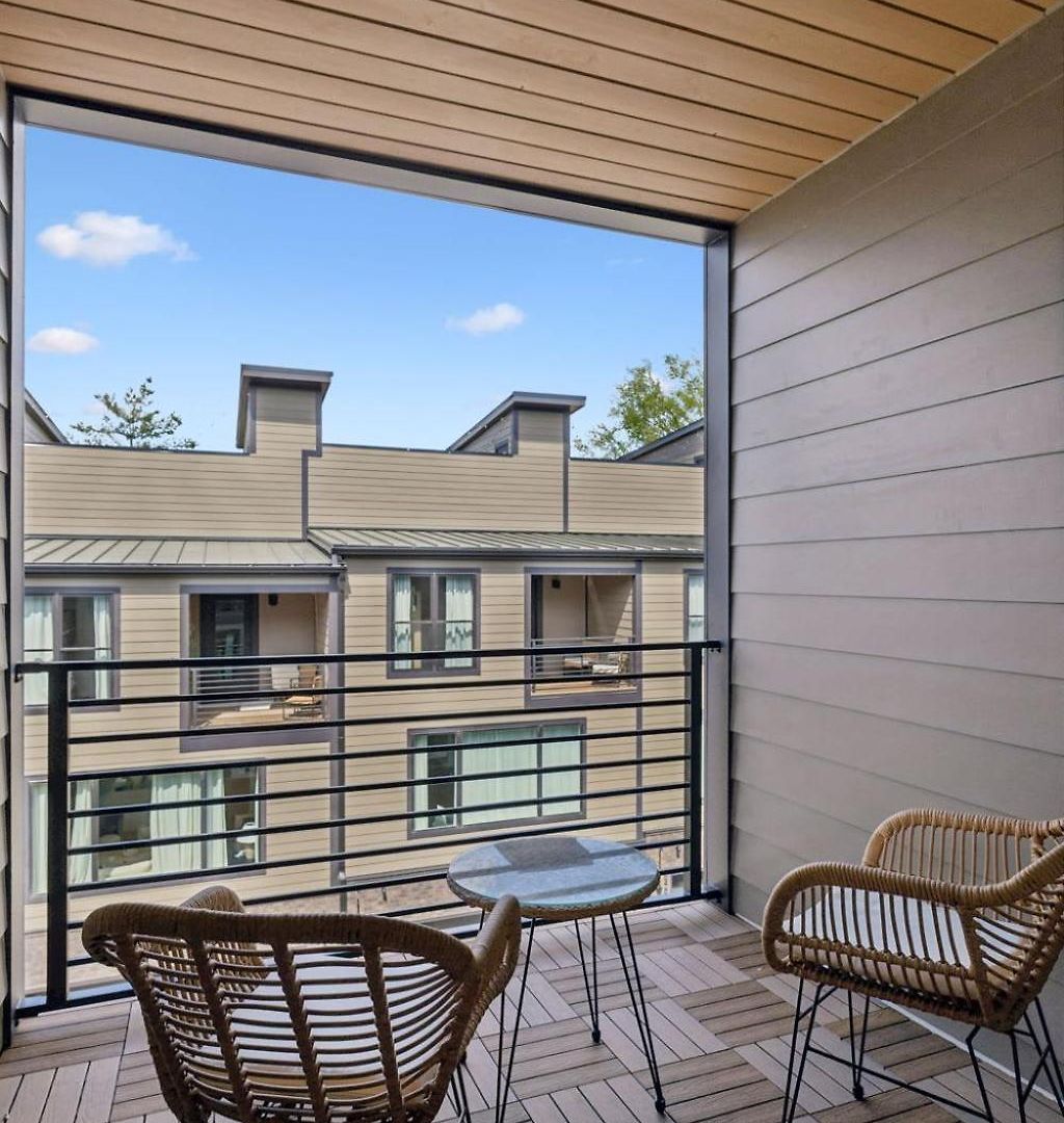 Trendy Townhouse Rooftop Hot Tub & Fireplace *