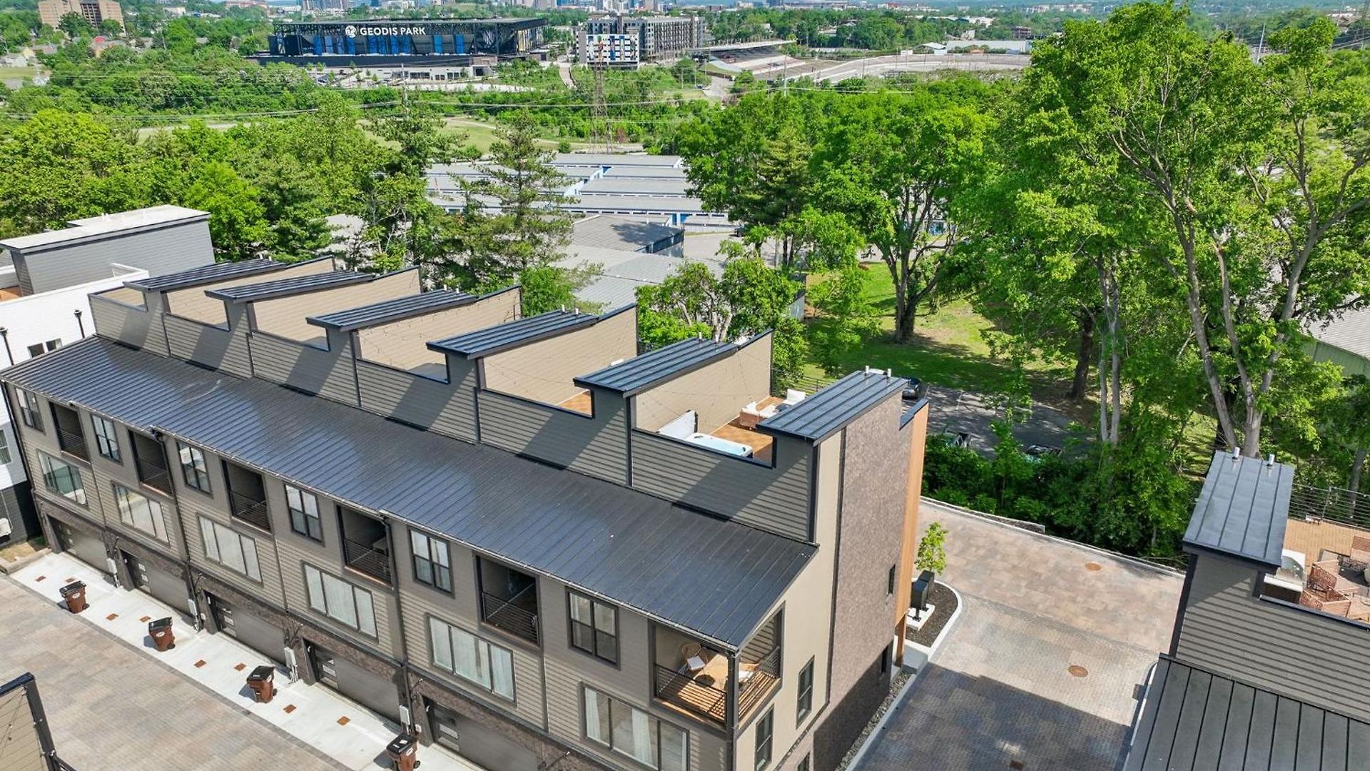 Multi-level Retreat With Hot Tub And Rooftop Views *