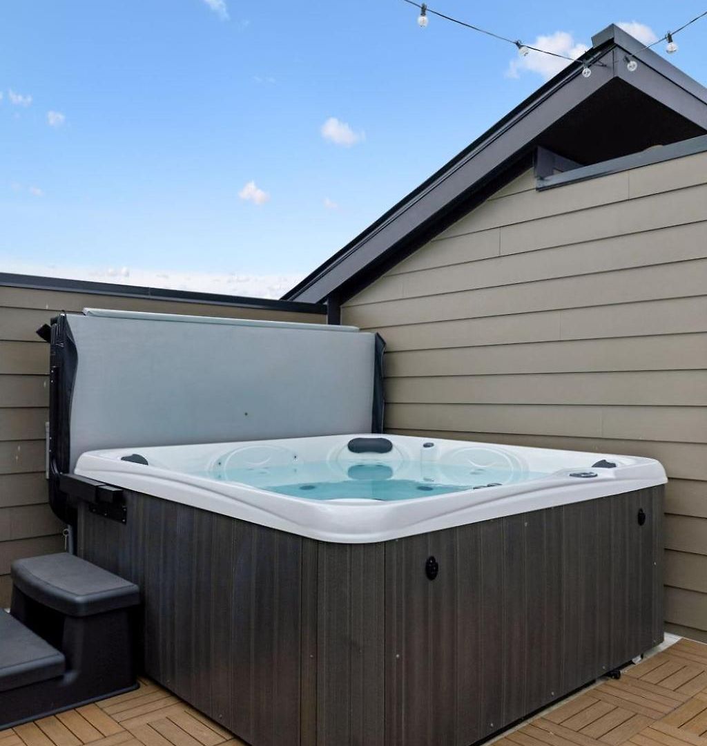 Holiday home Elegant Townhome Rooftop Hot Tub & Fireplace