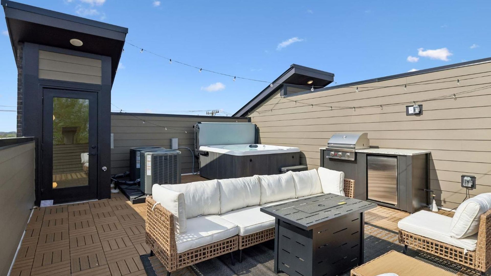 Stylish 3-story Townhome Hot Tub & Fireplace Holiday home *
