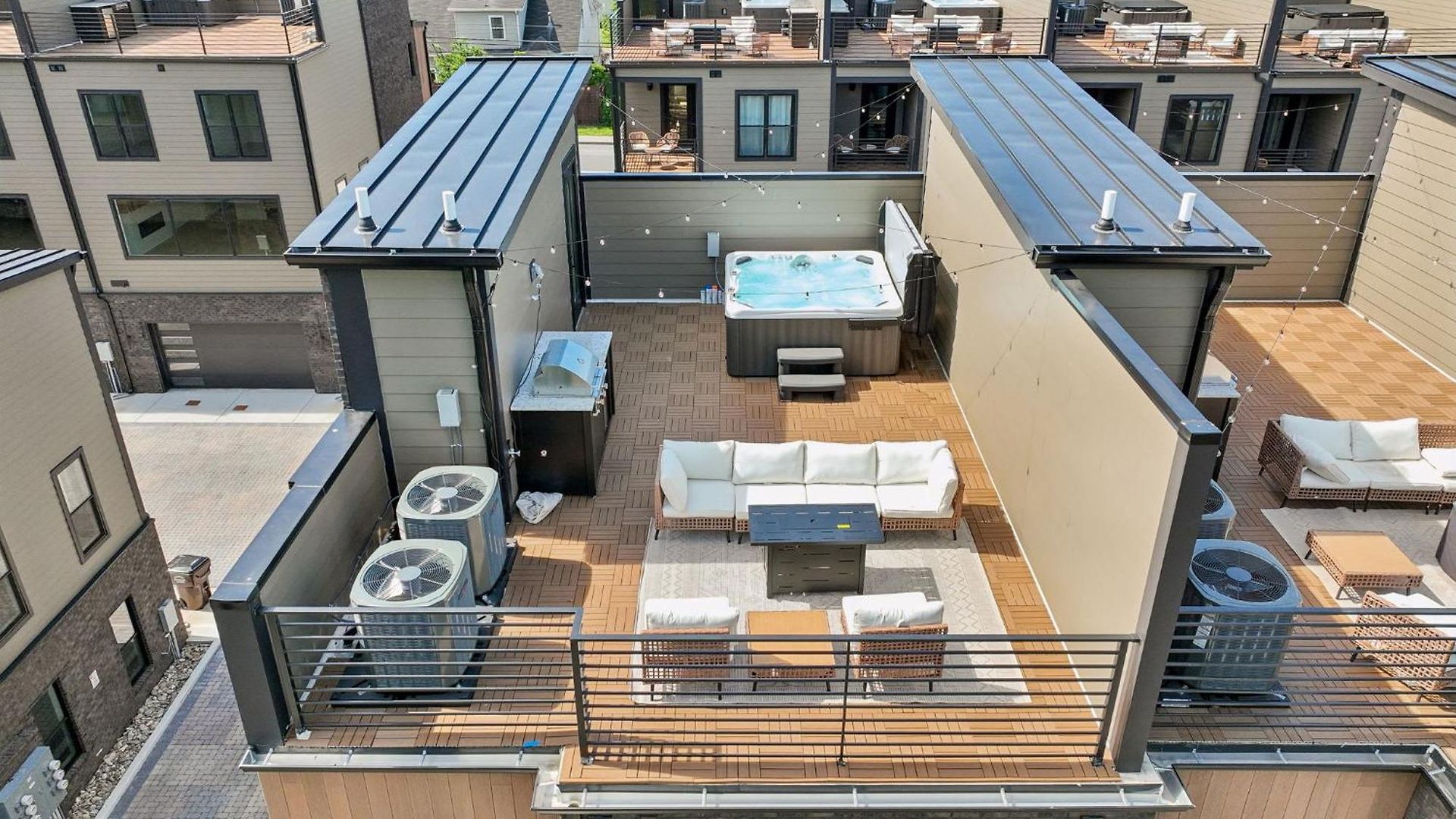 Multi-level Retreat With Hot Tub And Rooftop Views