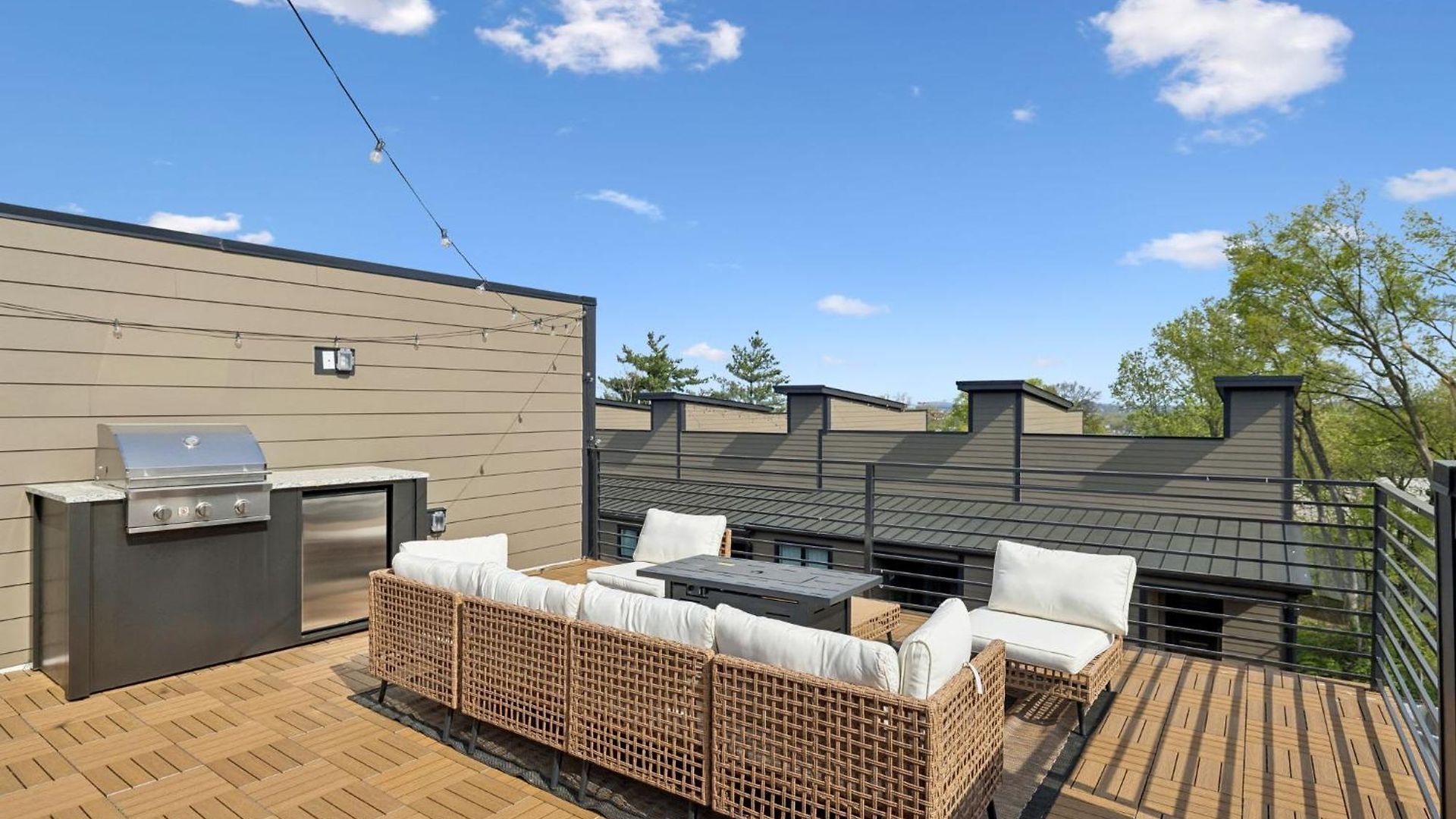 Stylish 3-story Townhome Hot Tub & Fireplace Holiday home