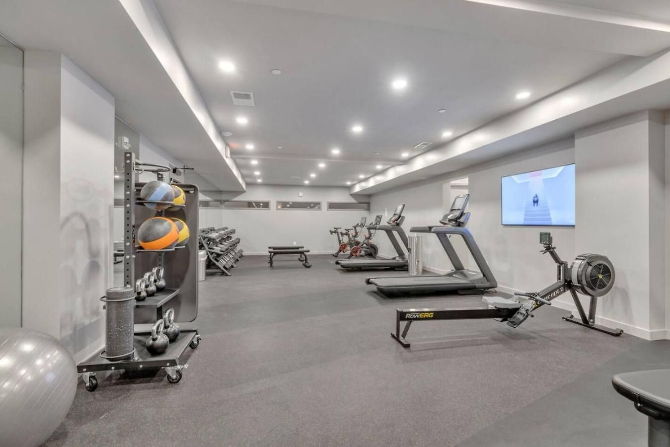 Walk To Broadway From The Hidden Gem With Pool Gym And Holiday home