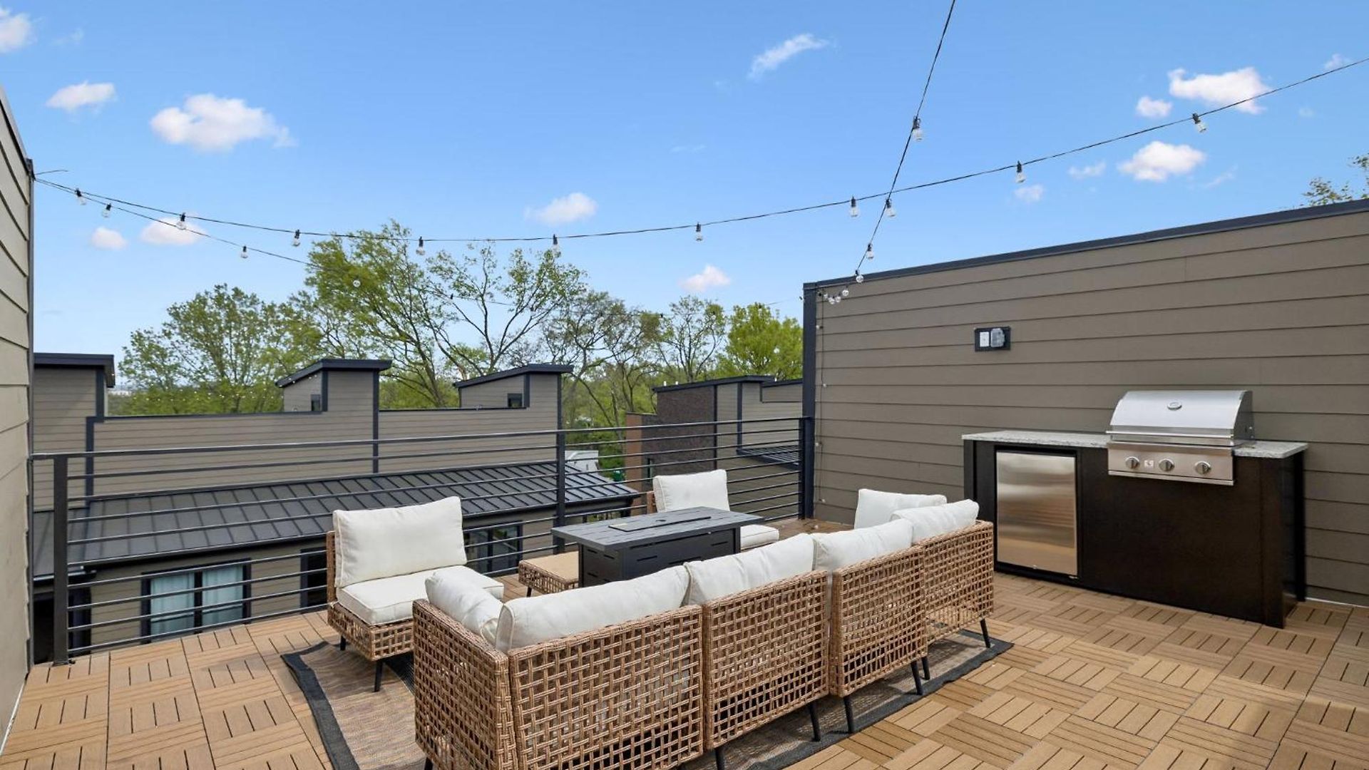 Elegant Townhome Rooftop Hot Tub & Fireplace