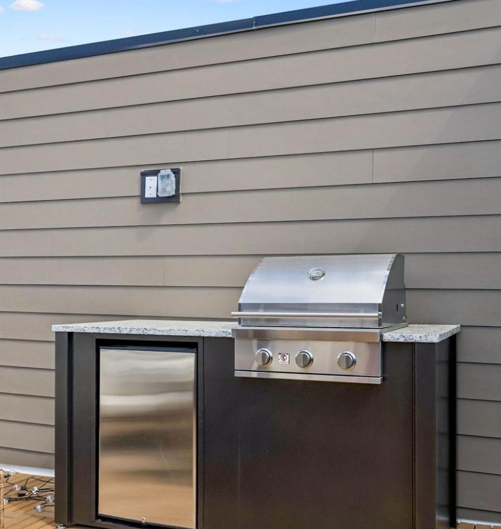Trendy Townhouse Rooftop Hot Tub & Fireplace *
