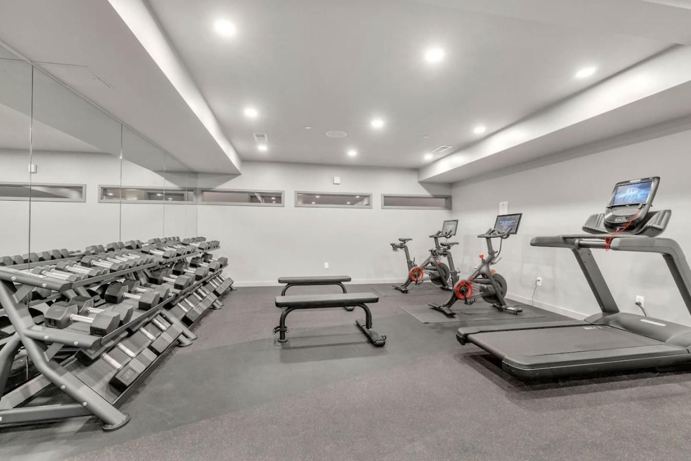 Walk To Broadway From The Hidden Gem With Pool Gym And Holiday home Nashville