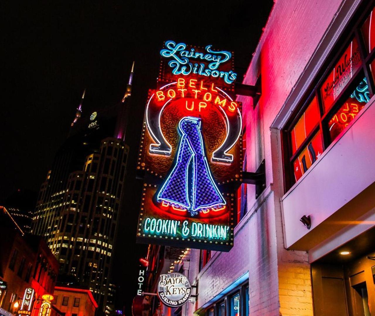 Walk To Broadway From The Hidden Gem With Pool Gym And Nashville