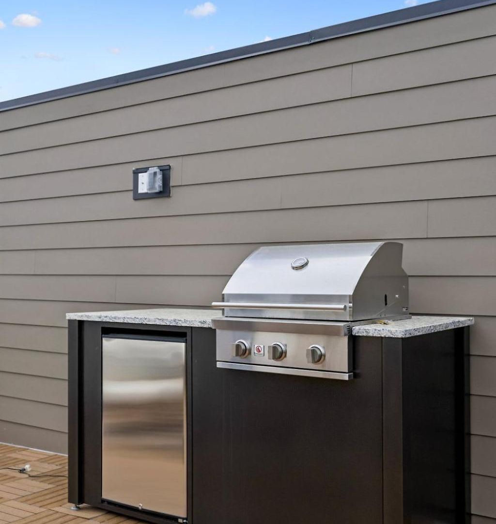 Elegant Townhome Rooftop Hot Tub & Fireplace