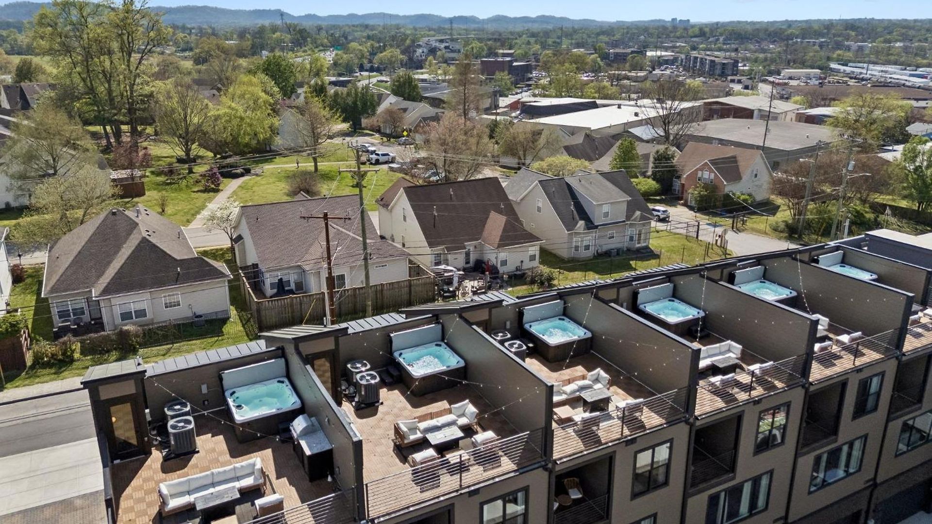 Elegant Townhome Rooftop Hot Tub & Fireplace Holiday home Nashville