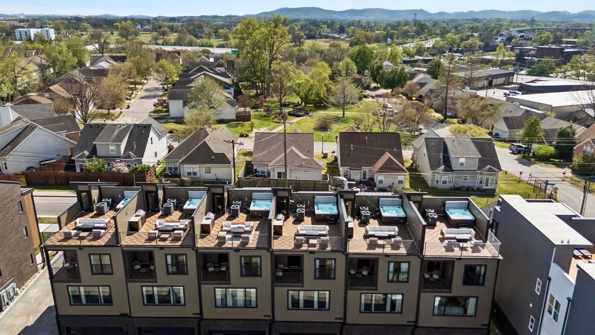 Stylish 3-story Townhome Hot Tub & Fireplace * Nashville