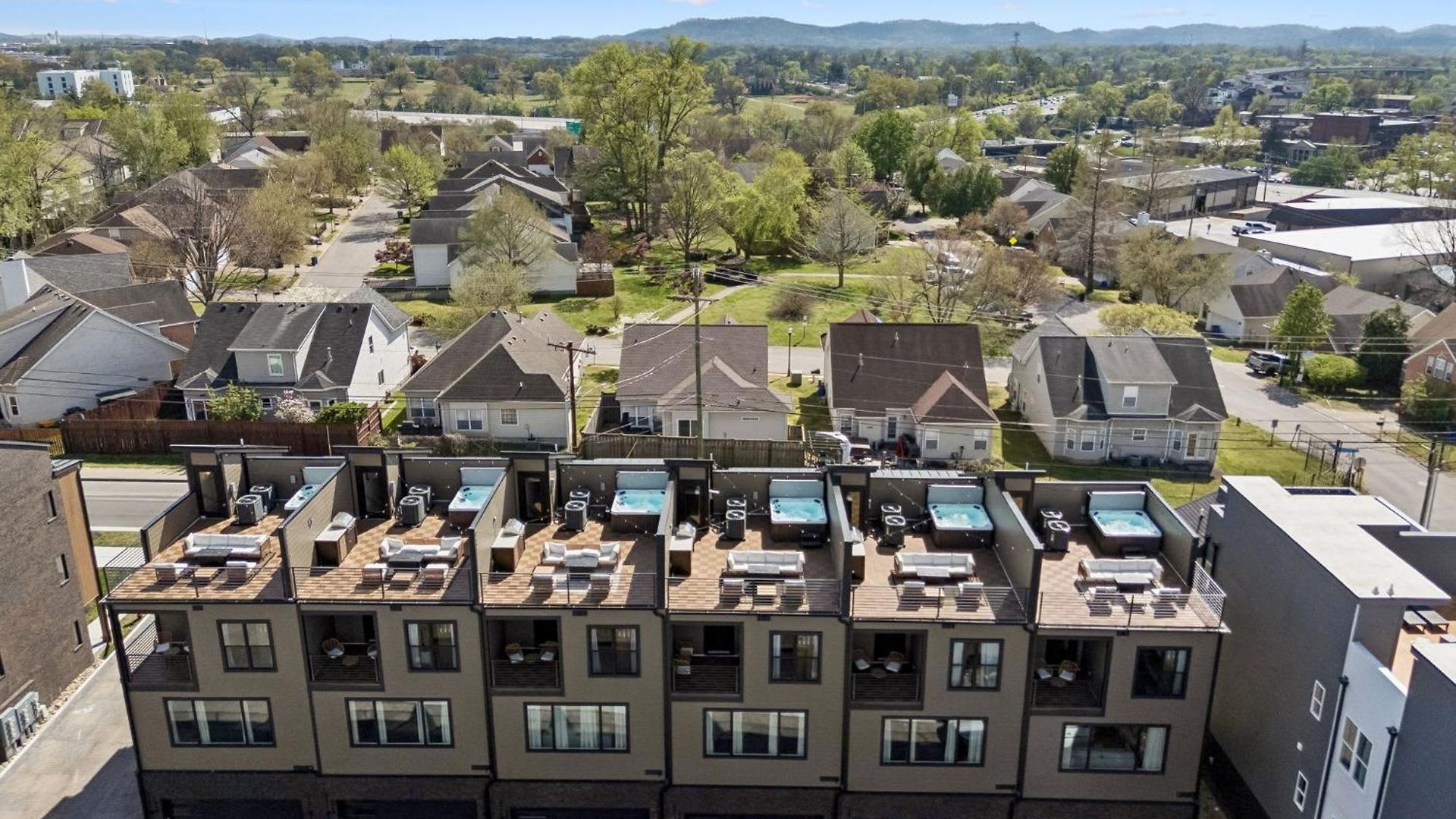 Holiday home Elegant Townhome Rooftop Hot Tub & Fireplace *