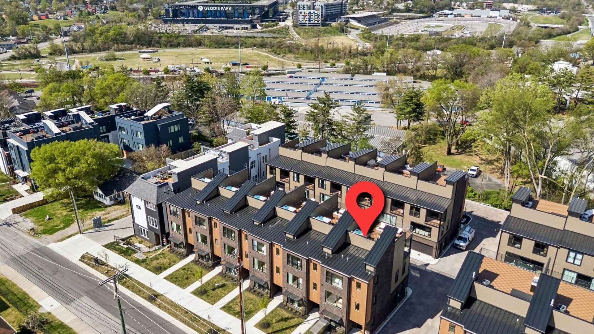 Stylish 3-story Townhome Hot Tub & Fireplace Holiday home *