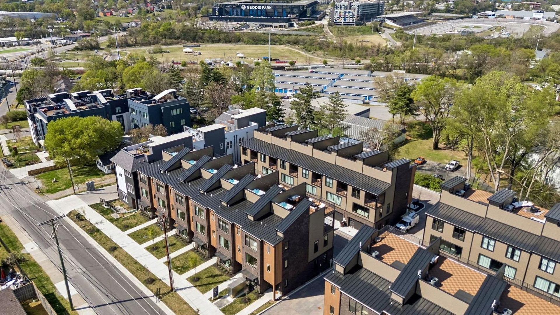 Stylish 3-story Townhome Hot Tub & Fireplace Holiday home *