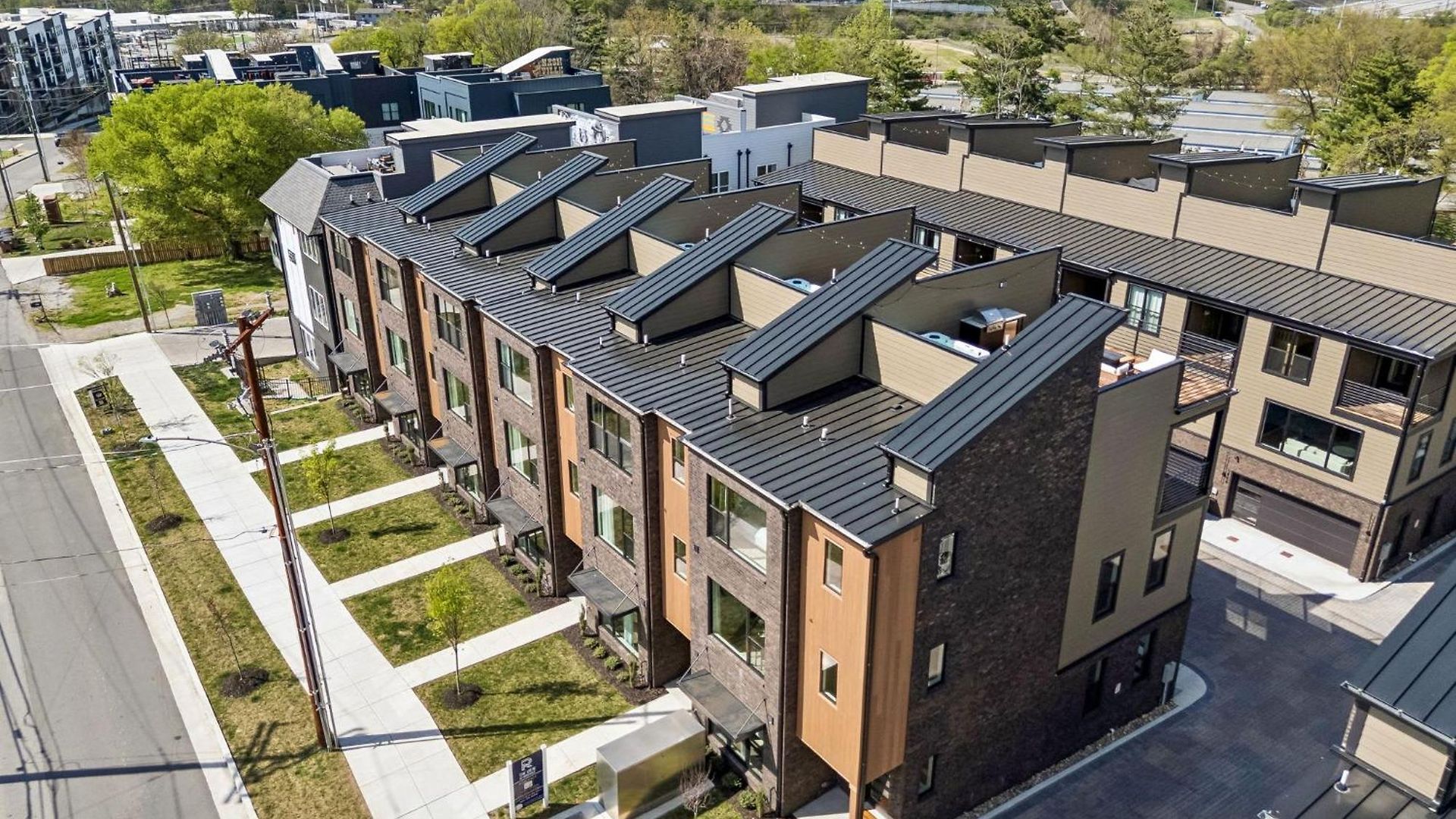 Stylish 3-story Townhome Hot Tub & Fireplace Holiday home *