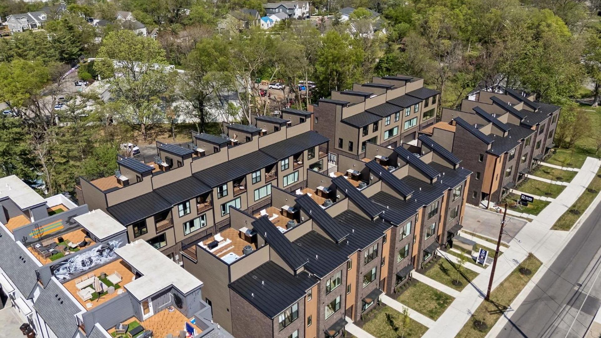 Trendy Townhouse Rooftop Hot Tub & Fireplace