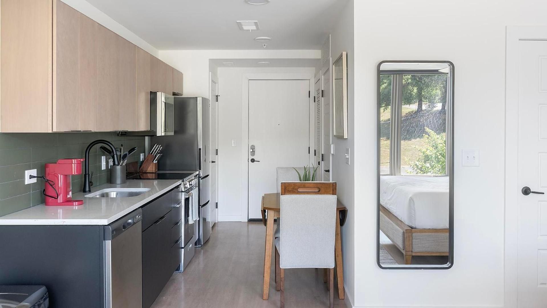 Landing Spectacular Studio Gym Apartment