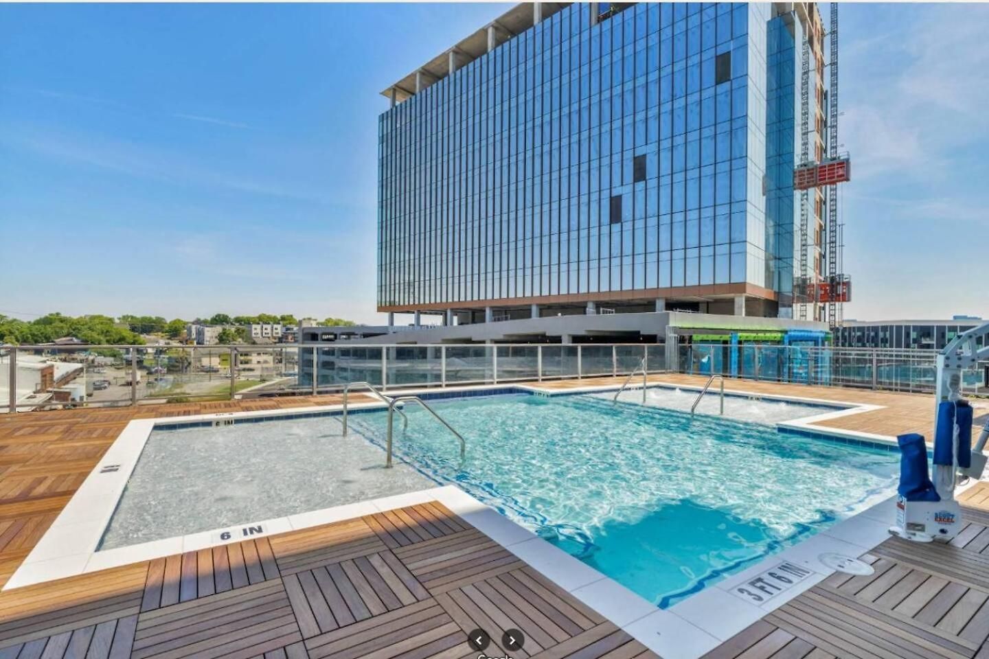 King Bed, Gym, Rooftop Pool, Free Parking Apartment *