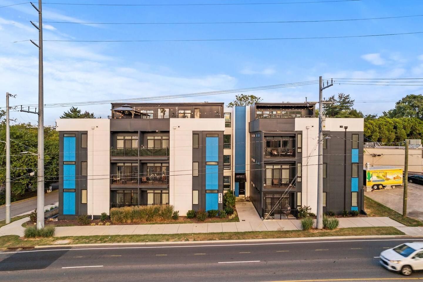 Private Rooftop, Karaoke Fun & | Sleeps 10+ *