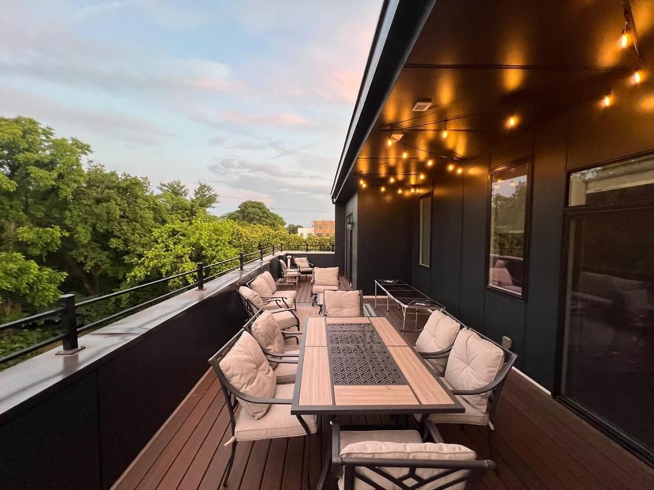 Apartment Private Rooftop, Karaoke Fun & | Sleeps 10+ *